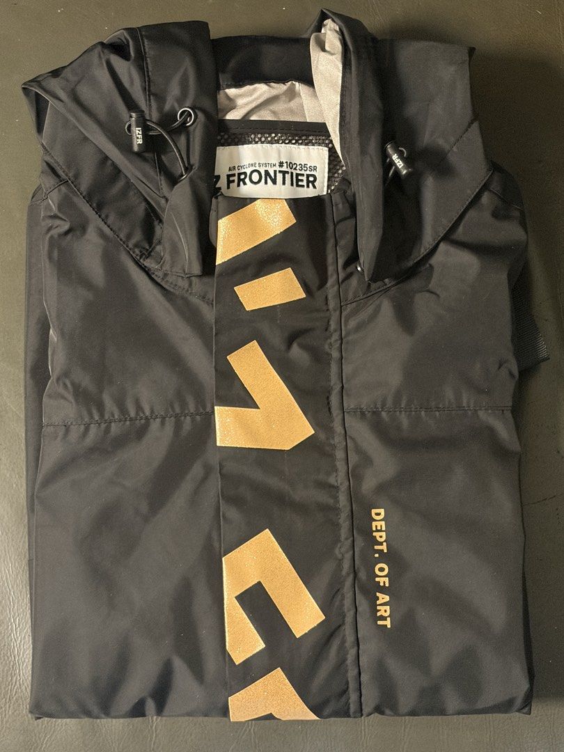 FIVES × I'Z FRONTIER 聯名限定款黑金短袖空調服 （分類：外套及戶外衣服）位於 Hong Kong。 由 gary_kk 提交（商品編號 1461058859，圖片 3）。簡介： 🇭🇰🇭🇰 FIVES × I‘Z FRONTIER 聯名限定款黑金短袖空調服🇭🇰🇭🇰 型號 #10235AS Size : M 全新但已經剪咗牌，家裏試穿過一次，沒有着過出街，沙田交收或SF到付 💲4️⃣7️⃣0️⃣。