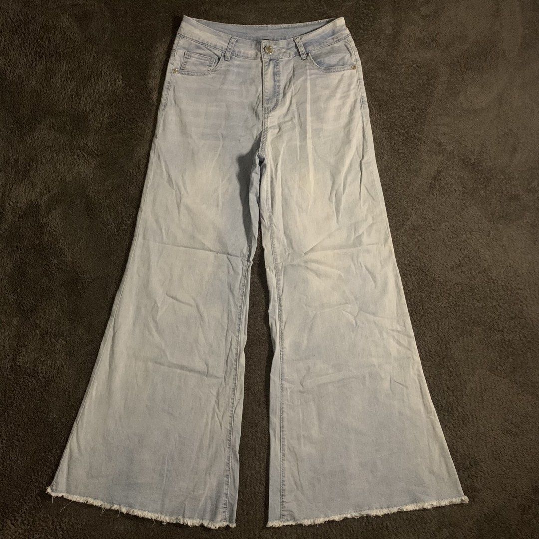 flare wideleg soft denim jeans (Category: Jeans) located in Arayat. Submitted by capymelon (Listing ID 1460956288, Image 3). Description: waist : 29” stretch length : 39.5” rise : 11” thigh : 11.5” leg hole : 15” (minimal discrepancies in measurements may occur) issue : none color may vary due to lighting items are negotiable but no lowballing send me a message if interested! 📥 📍pampanga j&t courier sf is ₱54-₱84 .