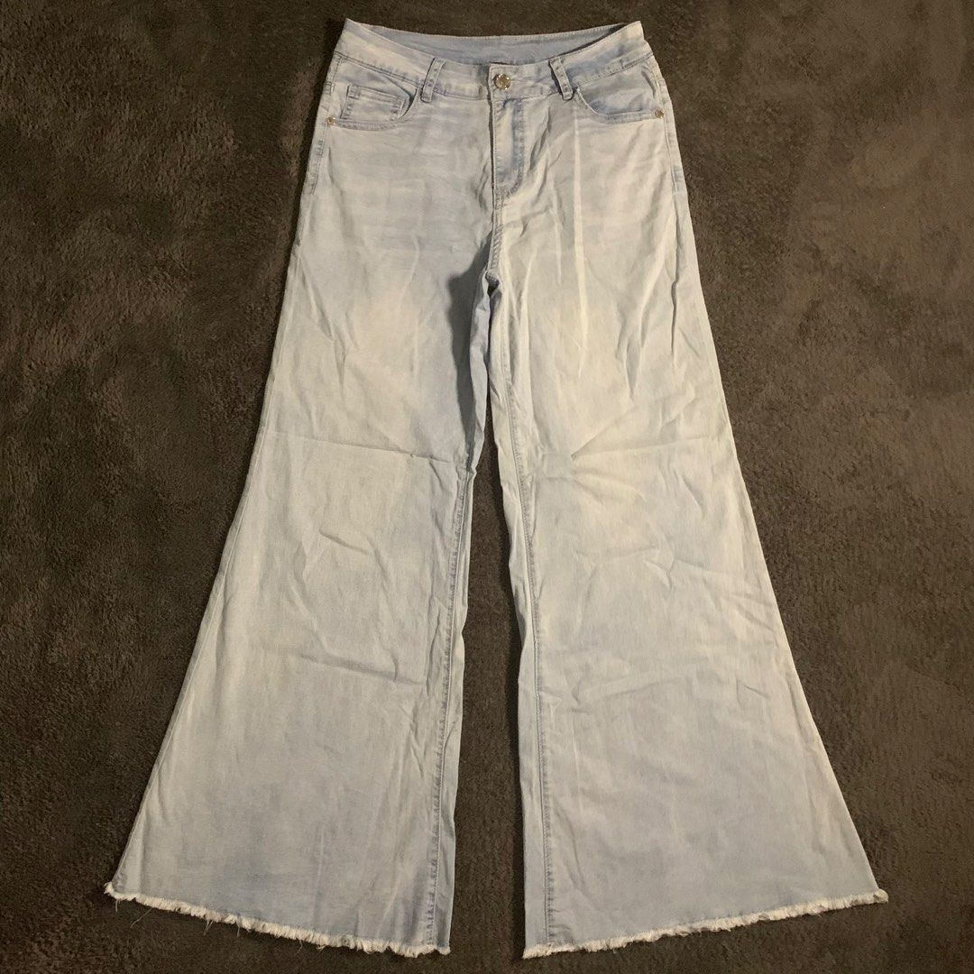 flare wideleg soft denim jeans (Category: Jeans) located in Arayat. Submitted by capymelon (Listing ID 1460956288, Image 1). Description: waist : 29” stretch length : 39.5” rise : 11” thigh : 11.5” leg hole : 15” (minimal discrepancies in measurements may occur) issue : none color may vary due to lighting items are negotiable but no lowballing send me a message if interested! 📥 📍pampanga j&t courier sf is ₱54-₱84 .