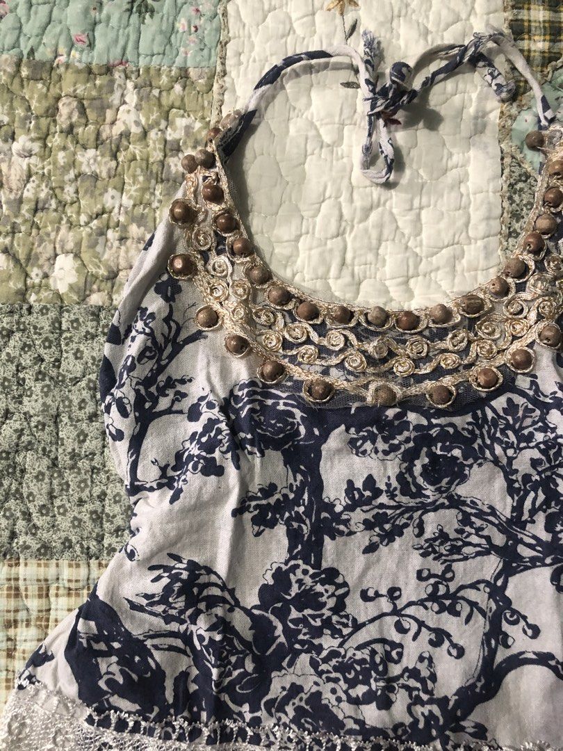 Floral Print Halter Tank Top (Category: Sleeveless) located in Mexico. Submitted by starduchess (Listing ID 1460956189, Image 2). Description: size: S: M 𓏵 all items are washed but still wash it before wearing 𓏵 limit your expectations as this item is handpicked/ thrifted, this is a resell items 𓏵 color may vary due to lighting 𓏵 all items are in good condition unless stated with minor flaws.