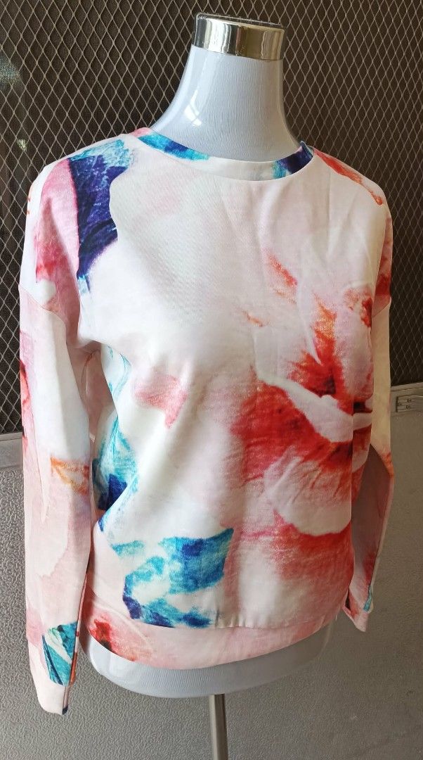 Floral Print Long Sleeve Top (Category: Longsleeves) located in Cebu City. Submitted by violacloset (Listing ID 1461084714, Image 2). Description: Measurements: length: 21 in bust: 22 1/2 in waist: 17 1/2 in.