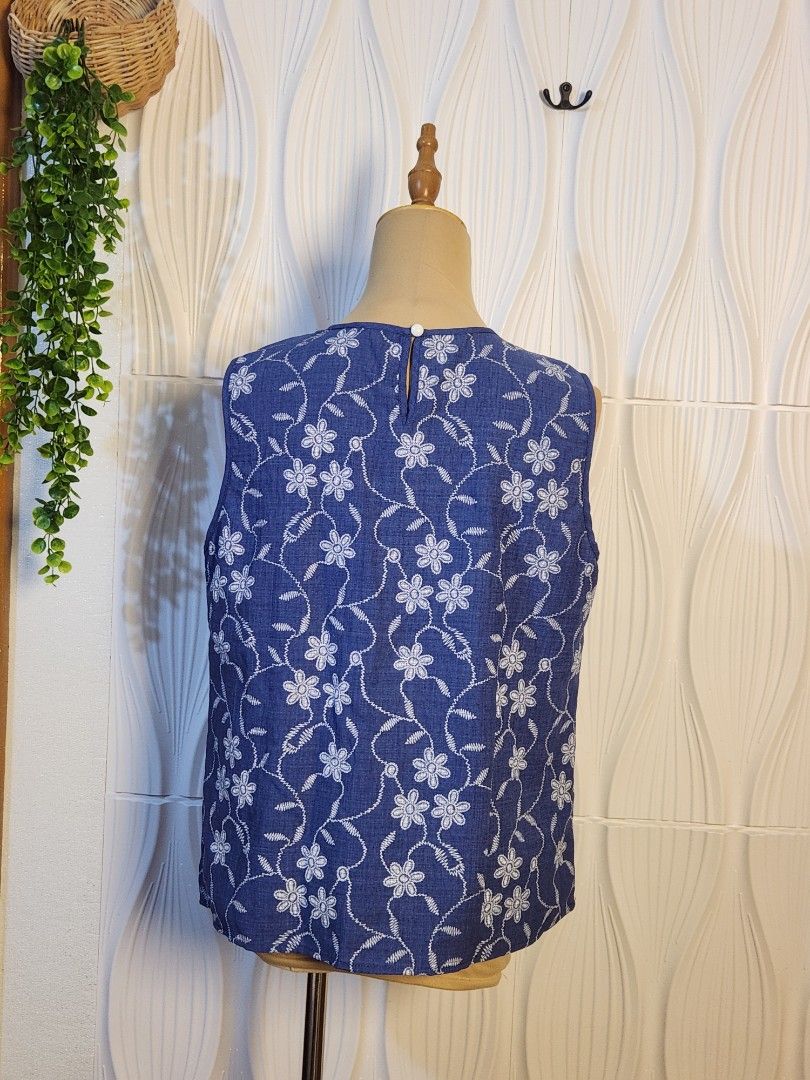 Floral Sleeveless Med to Large (Category: Sleeveless) located in Marikina City. Submitted by KanamiFinds (Listing ID 1461059096, Image 3). Description: Bust: up to 46 inches Length: 22 inches from shoulders.