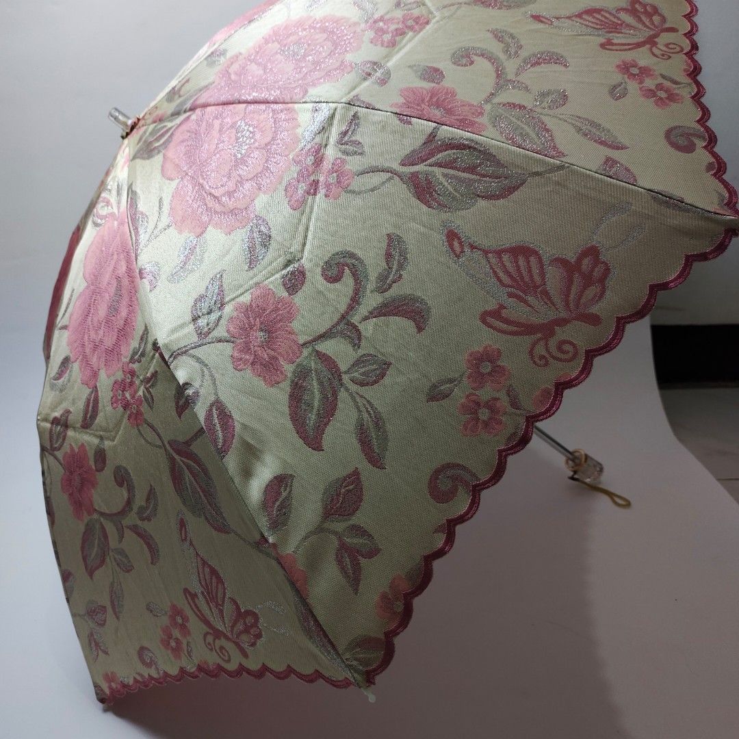 foldable floral pink parasol with pouch (Category: Other Accessories) located in Cebu City. Submitted by crispyfri3dchicken (Listing ID 1461082709, Image 3). Description: 800 with pouch no issues.