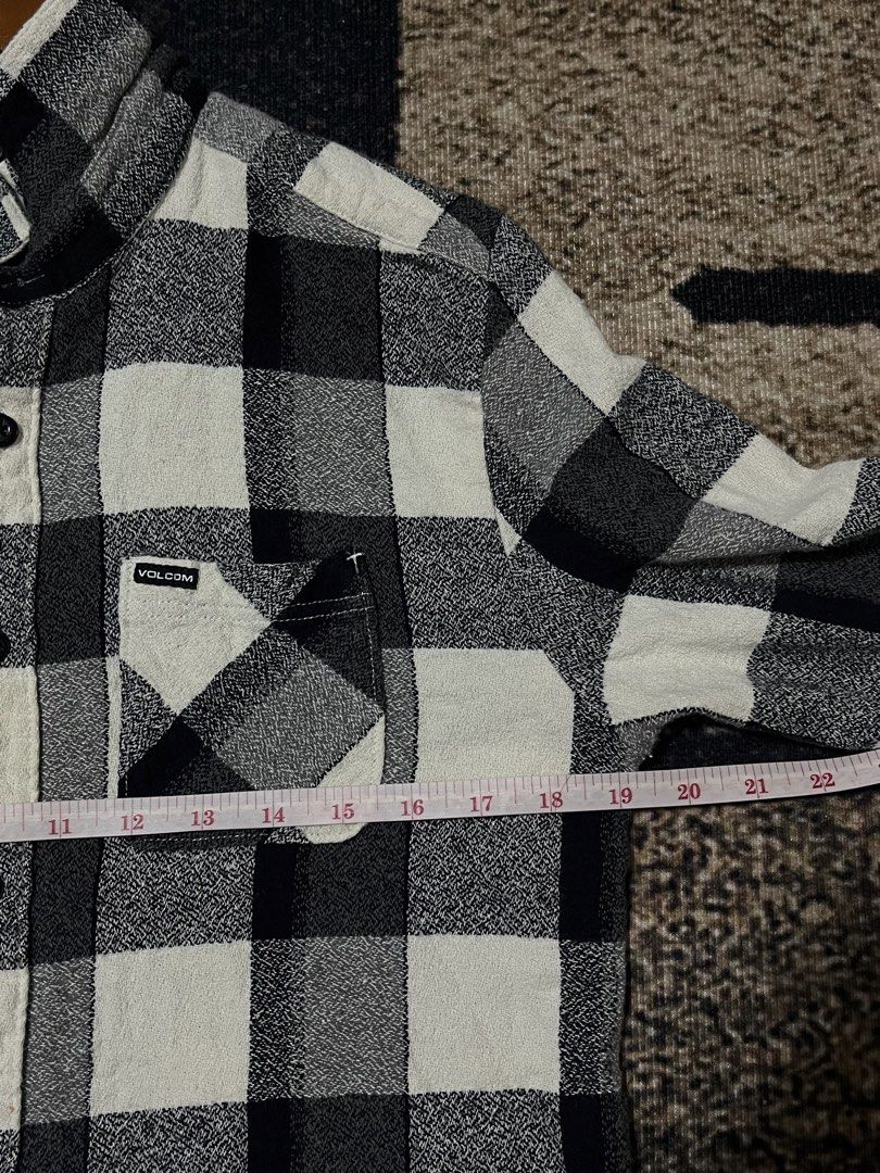 FOR SALE (Category: Coats, Jackets and Outerwear) located in Bulacan. Submitted by sef19 (Listing ID 1460973500, Image 3). Description: Volcom Stone - size : large classicfit condition : excellent price : ₱750 - location : bulacan mop : gcash / jnt pm 📩📩📩.