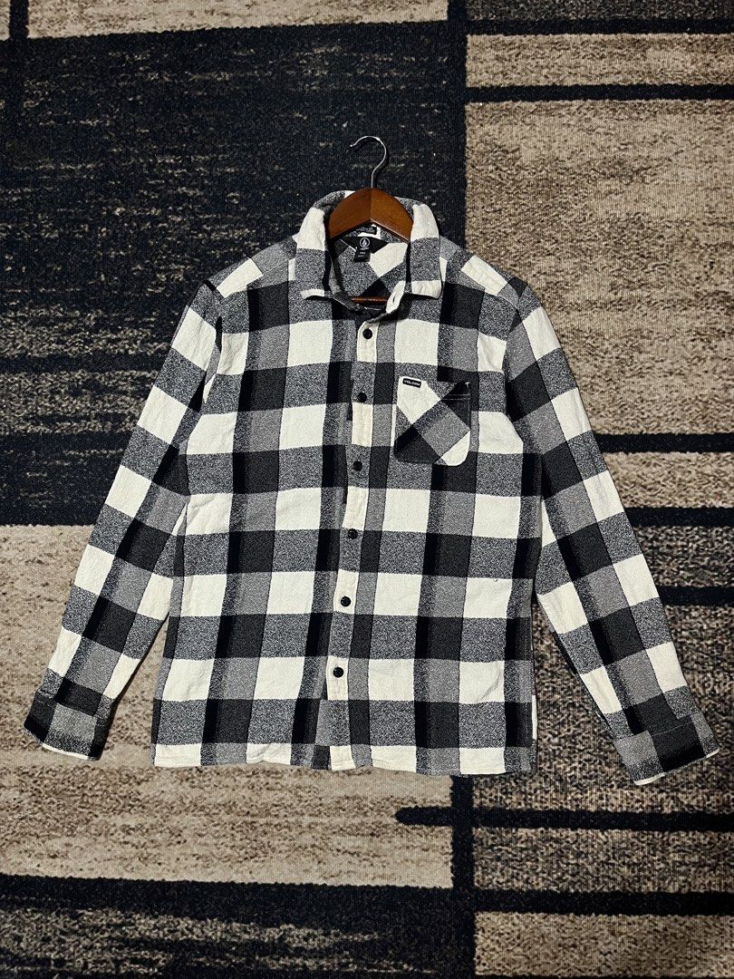 FOR SALE (Category: Coats, Jackets and Outerwear) located in Bulacan. Submitted by sef19 (Listing ID 1460973500, Image 1). Description: Volcom Stone - size : large classicfit condition : excellent price : ₱750 - location : bulacan mop : gcash / jnt pm 📩📩📩.