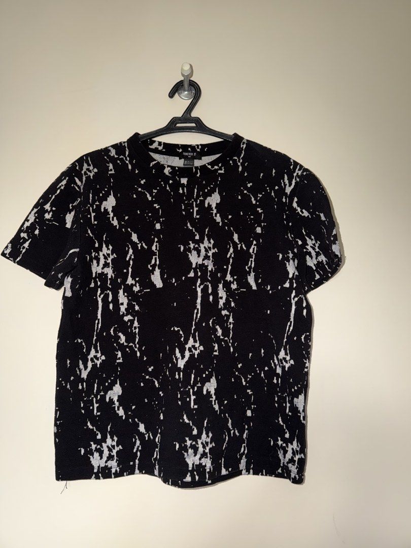 Forever 21 Men Black White T-Shirt (Category: Tshirts & Polo Shirts ) located in Binan City. Submitted by jaewinhaul (Listing ID 1460932445, Image 1). Description: - good condition, no flaws.