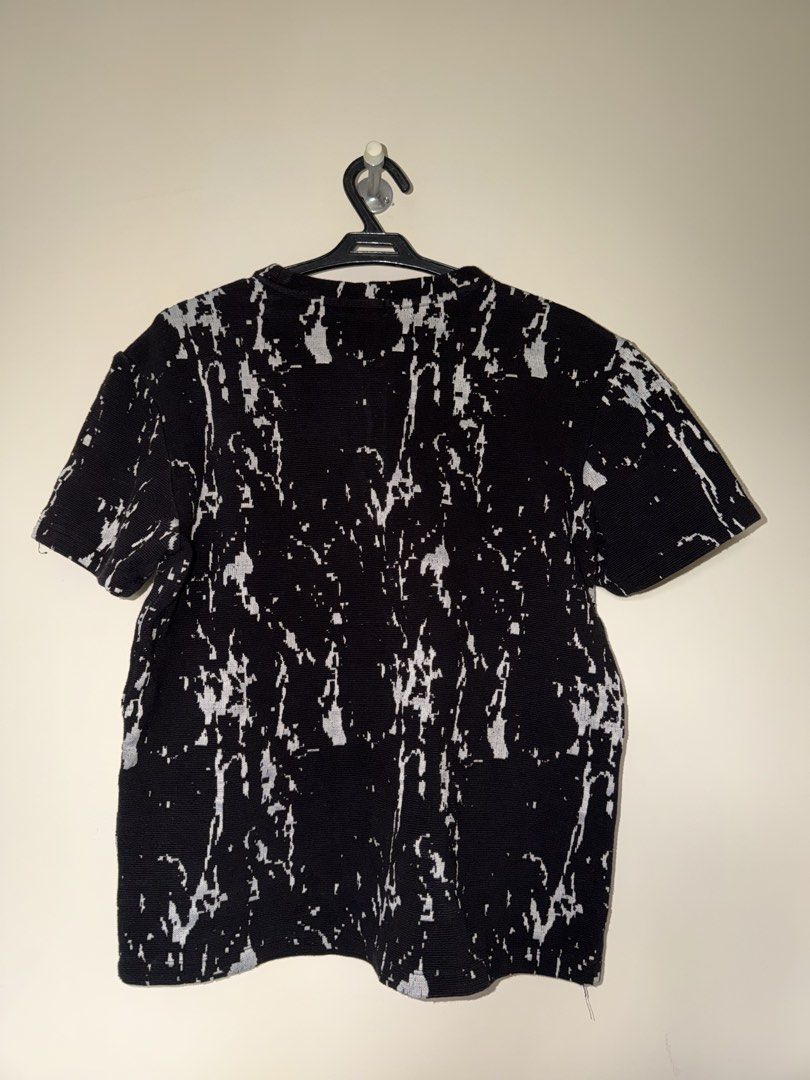 Forever 21 Men Black White T-Shirt (Category: Tshirts & Polo Shirts ) located in Binan City. Submitted by jaewinhaul (Listing ID 1460932445, Image 2). Description: - good condition, no flaws.