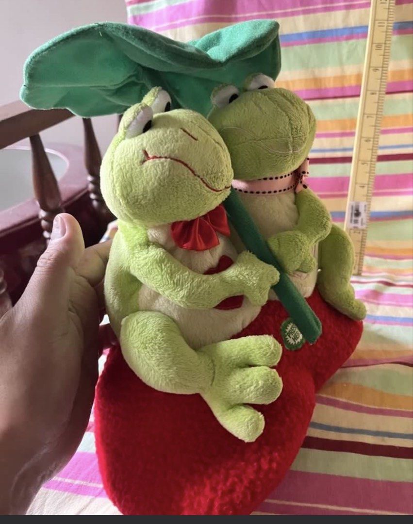 Frog couple #3 (Category: Figurines & Statues) located in Paranaque City. Submitted by bonsaiart (Listing ID 1461086360, Image 2). Description: Pre owned Good condition Battery operated Not tested Selling as is 350+sf Payment via GCASH or paymaya No to meetup No to cop / cod Shipping via j&t only No breaking of set or bundle.