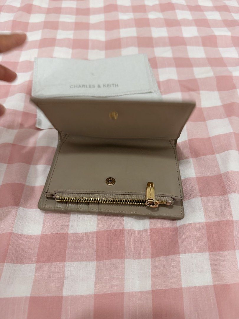 FS CHARLES AND KEITH WALLET (Category: Wallets & Card holders) located in Tuguegarao City. Submitted by zunajoren46123 (Listing ID 1461037330, Image 3). Description: good as new no issue.
