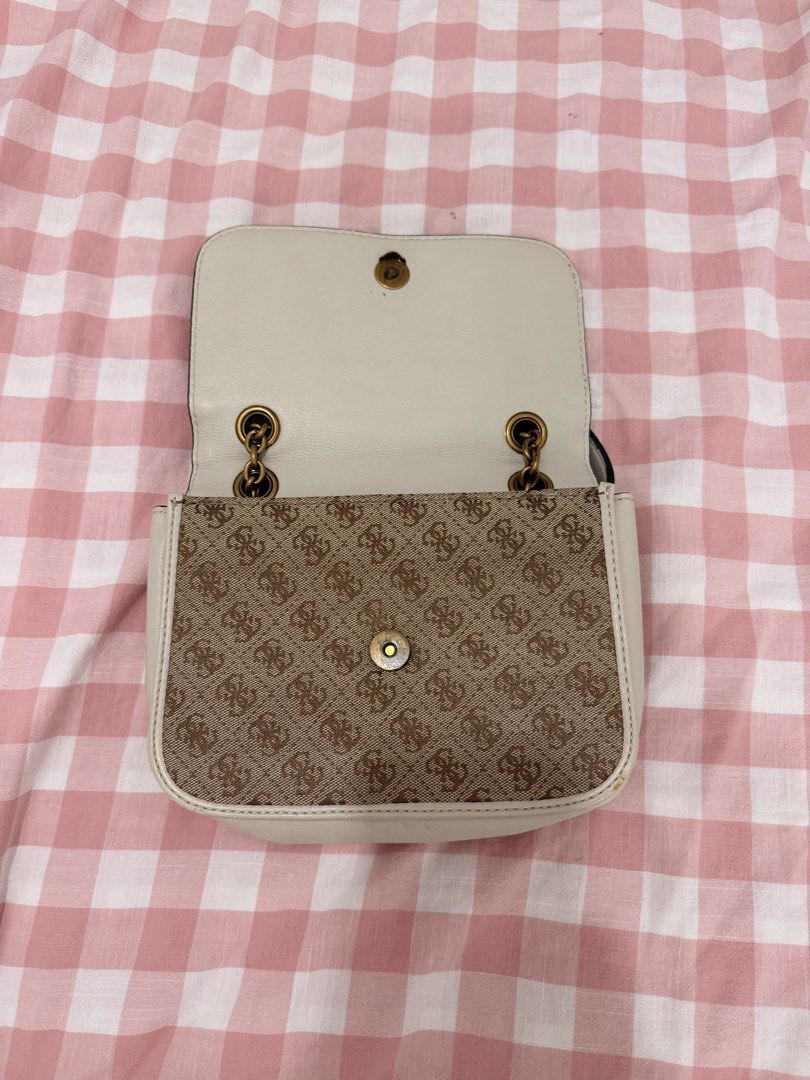 FS GUESS SHOULDER BAG (Category: Shoulder Bags) located in Tuguegarao City. Submitted by zunajoren46123 (Listing ID 1461037138, Image 2). Description: good as new no issue.
