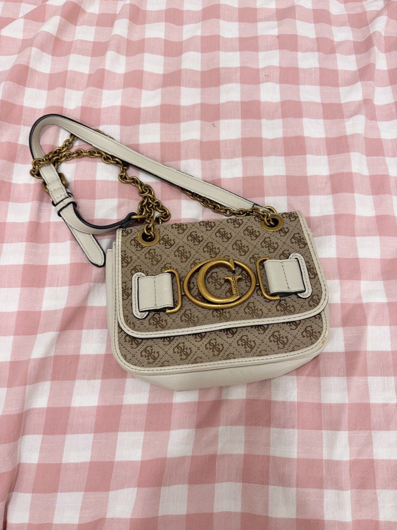 FS GUESS SHOULDER BAG (Category: Shoulder Bags) located in Tuguegarao City. Submitted by zunajoren46123 (Listing ID 1461037138, Image 1). Description: good as new no issue.