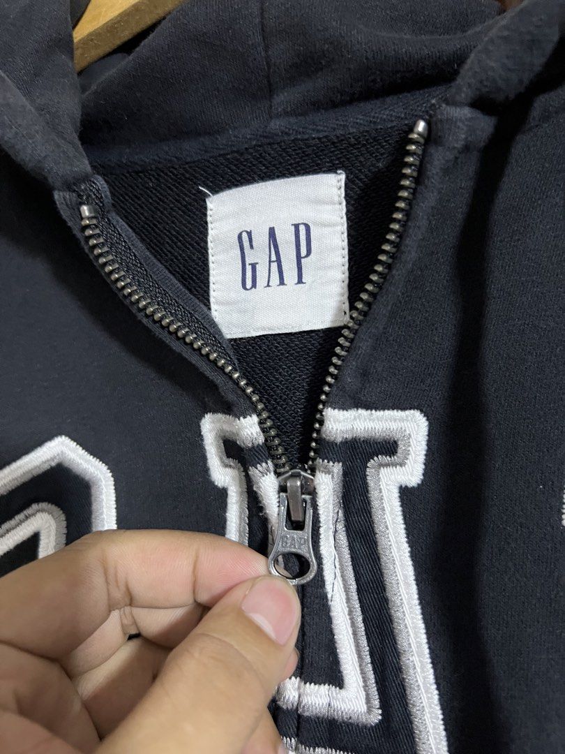 Gap Black Zip Up Hoodie (Category: Coats, Jackets and Outerwear) located in Manila. Submitted by thriftpoint99 (Listing ID 1461015899, Image 3). Description: 24x28.5 No issue Excellent condition.