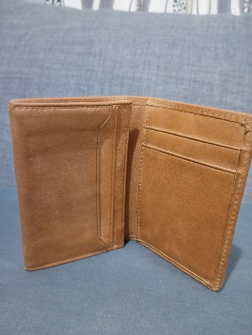 Genuine Leather Card Holder (Category: Wallets & Card holders) located in Hermosa. Submitted by chic2315 (Listing ID 1461031538, Image 3). Description: Brown genuine leather card holder. Unisex. Made of cow leather and hindi bakbakin ang leather. Can store cash and cards. Rfs: Decluttering .