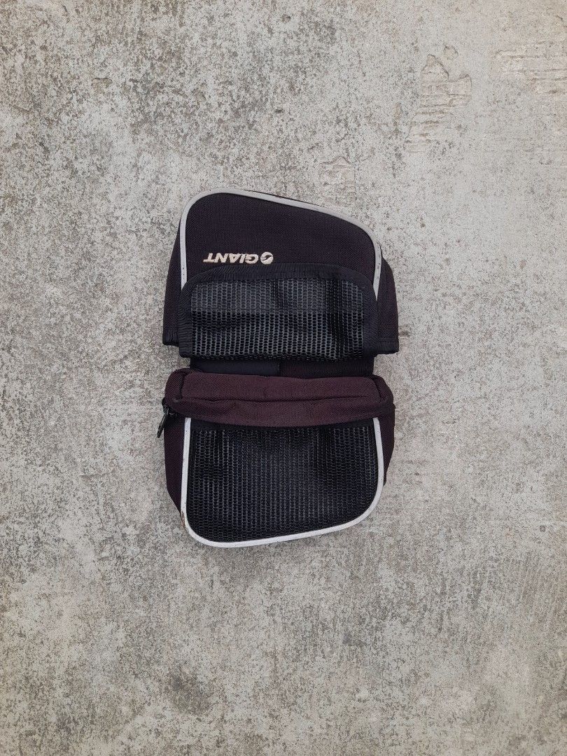 GIANT Bicycle Storage Bag (Category: Belt bags, Clutches and Pouches) located in Iloilo. Submitted by mnky.bsns03 (Listing ID 1461063995, Image 3). Description: 9/10 Color rate Issue: Paint Chip on the Light Reflector 5 Length 6.5 Width.