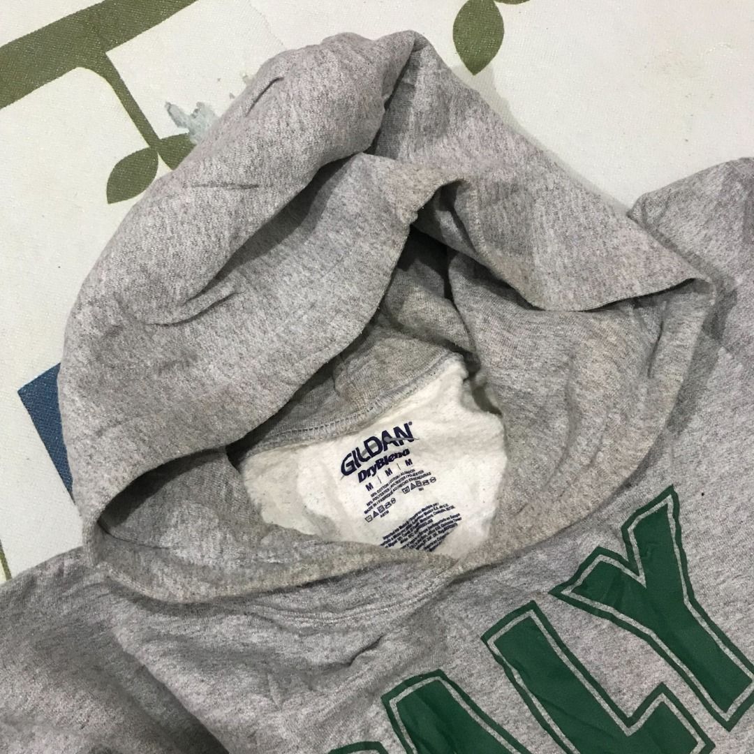 Gildan hoodie (Category: Coats, Jackets and Outerwear) located in Caloocan City. Submitted by jinjil_san (Listing ID 1461000245, Image 2). Description: gildan hoodie needs laba size medium 26x22 P200 .