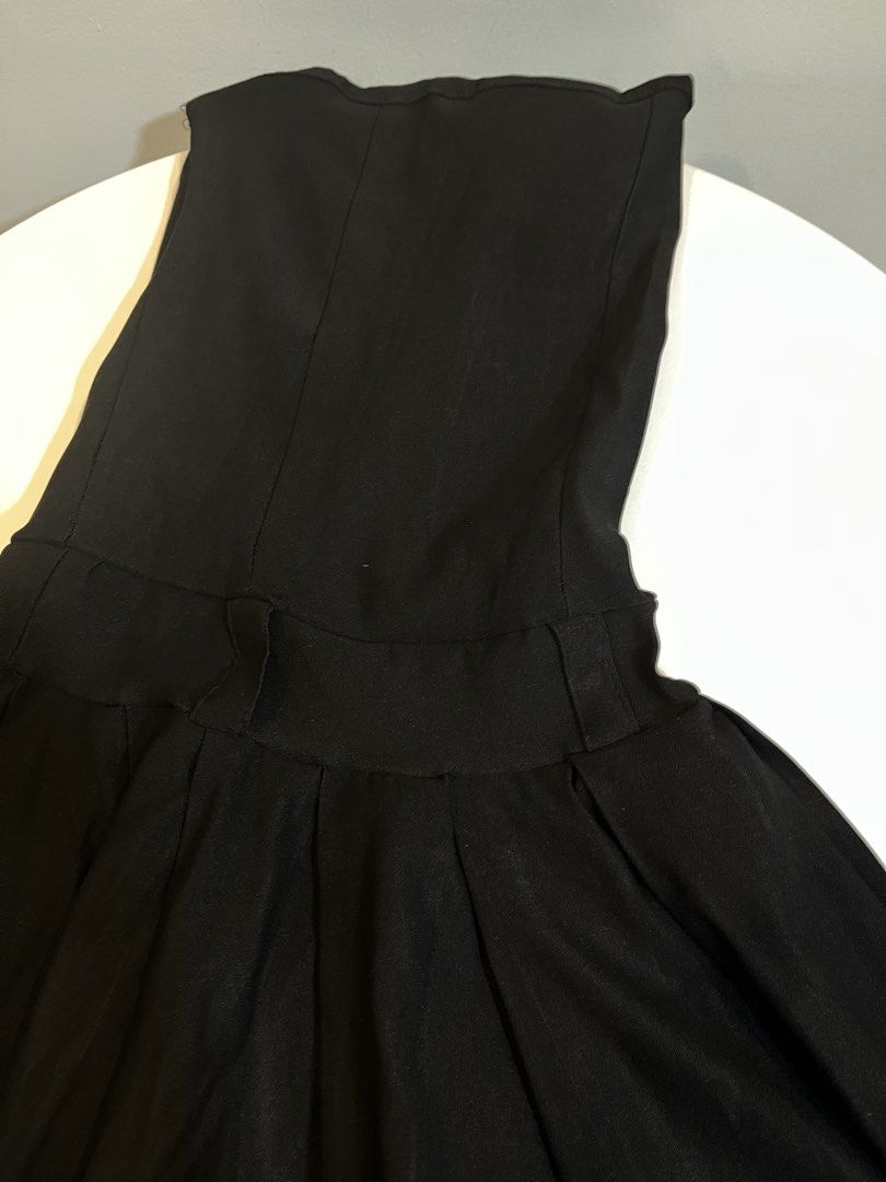 Girlcode Black Strapless Pleated Skater Dress (Category: Dresses) located in Manila. Submitted by xoshushi.dcltr (Listing ID 1460976021, Image 2). Description: - Brand: Girlcode - Color: Black - Style: Strapless dress - Bodice: Fitted - Skirt: Flared and pleated - Waistband: Elasticated for comfort - Occasion: Ideal for parties or a night out - Versatility: Easy to dress up or down.