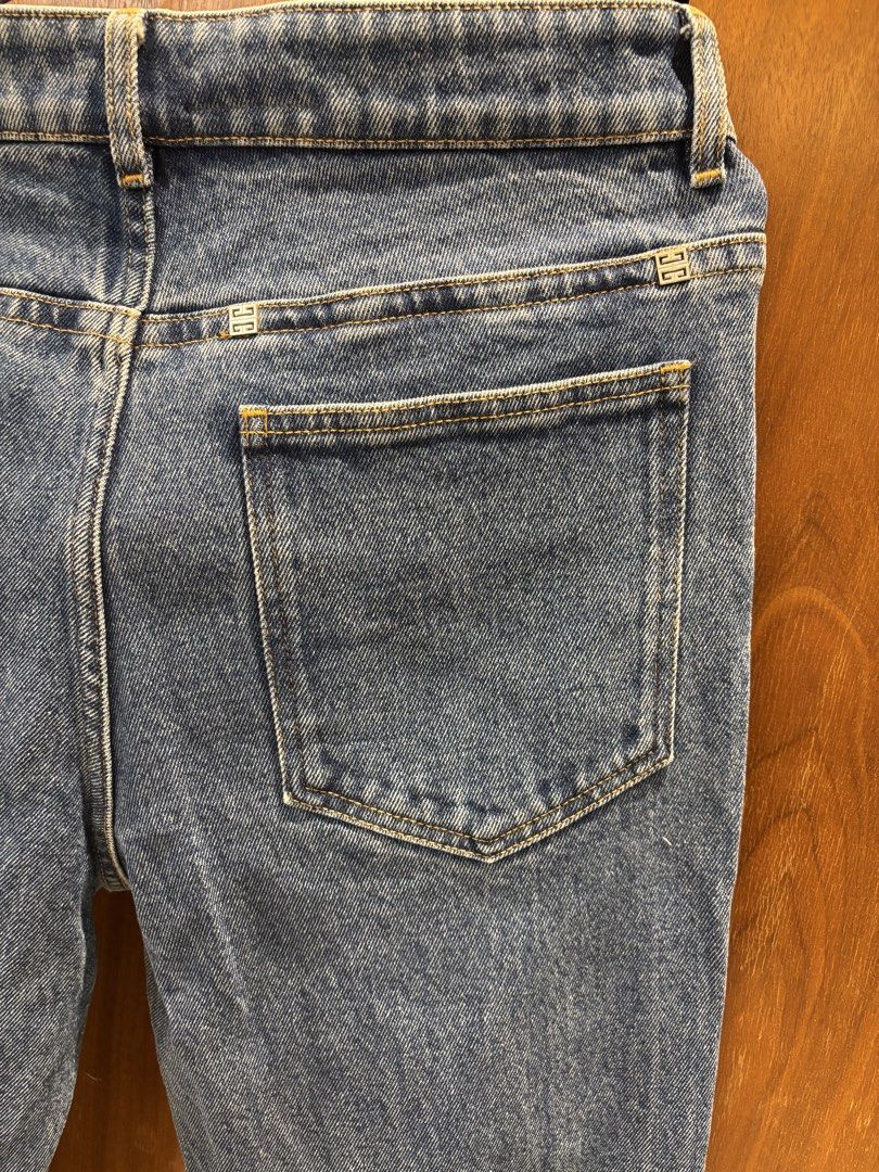 Givenchy jeans （分類：牛仔褲）位於 Hong Kong。 由 fortunitee 提交（商品編號 1461019934，圖片 2）。簡介： Waist 30 前身Fortunite 。