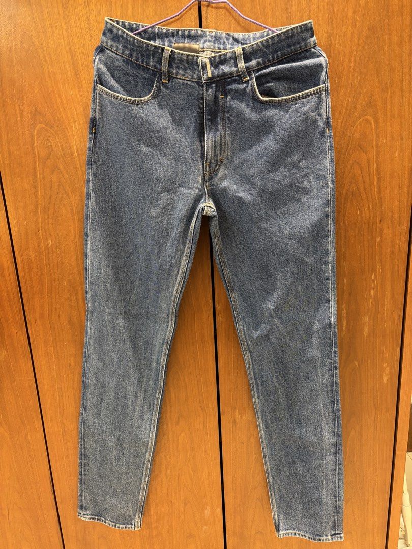 Givenchy jeans （分類：牛仔褲）位於 Hong Kong。 由 fortunitee 提交（商品編號 1461019934，圖片 1）。簡介： Waist 30 前身Fortunite 。