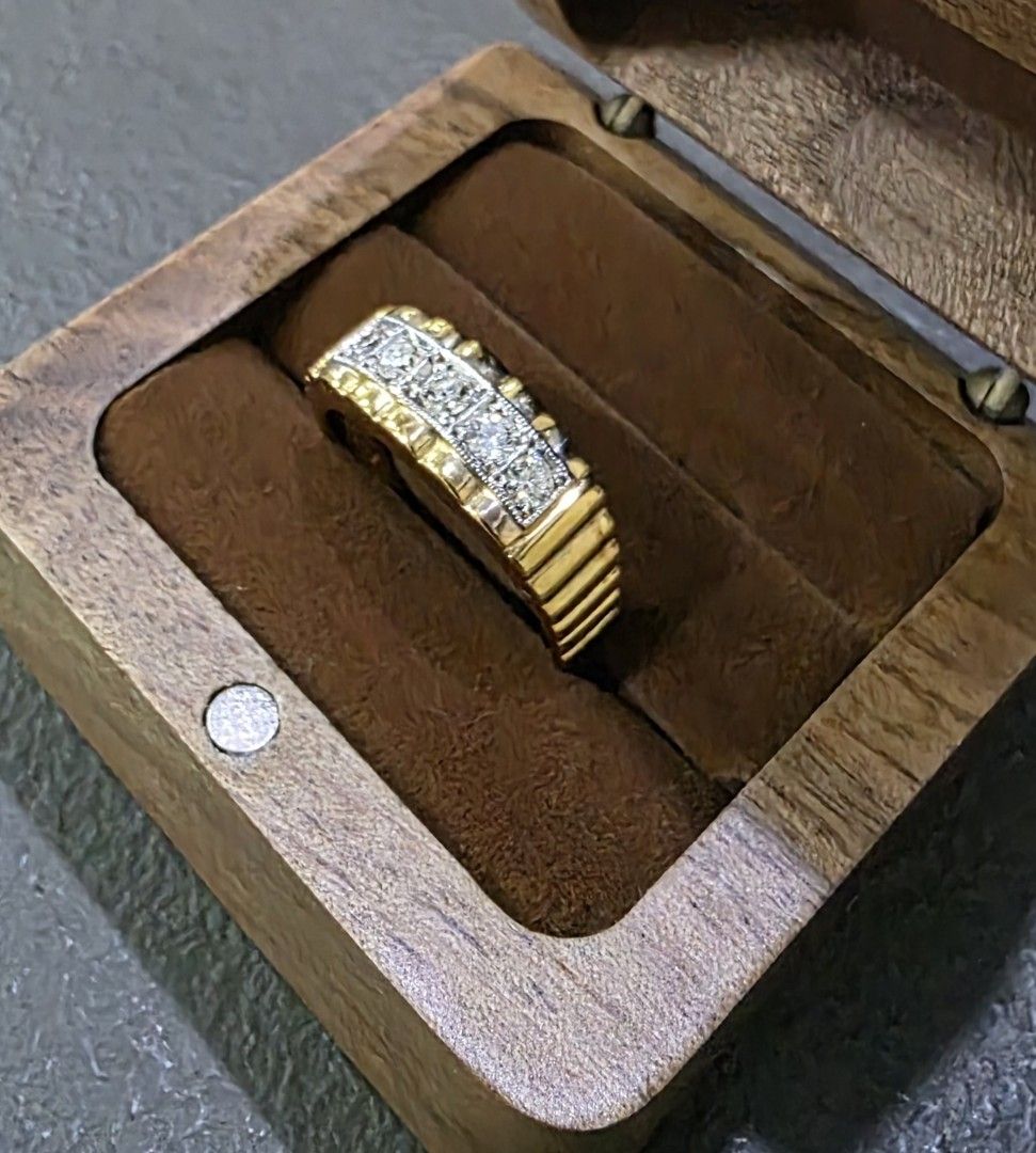 Gold ring with diamond (Category: Luxury Accessories) located in Manila. Submitted by goti1 (Listing ID 1461021897, Image 1). Description: Gold ring with natural diamond size 9 unisex.