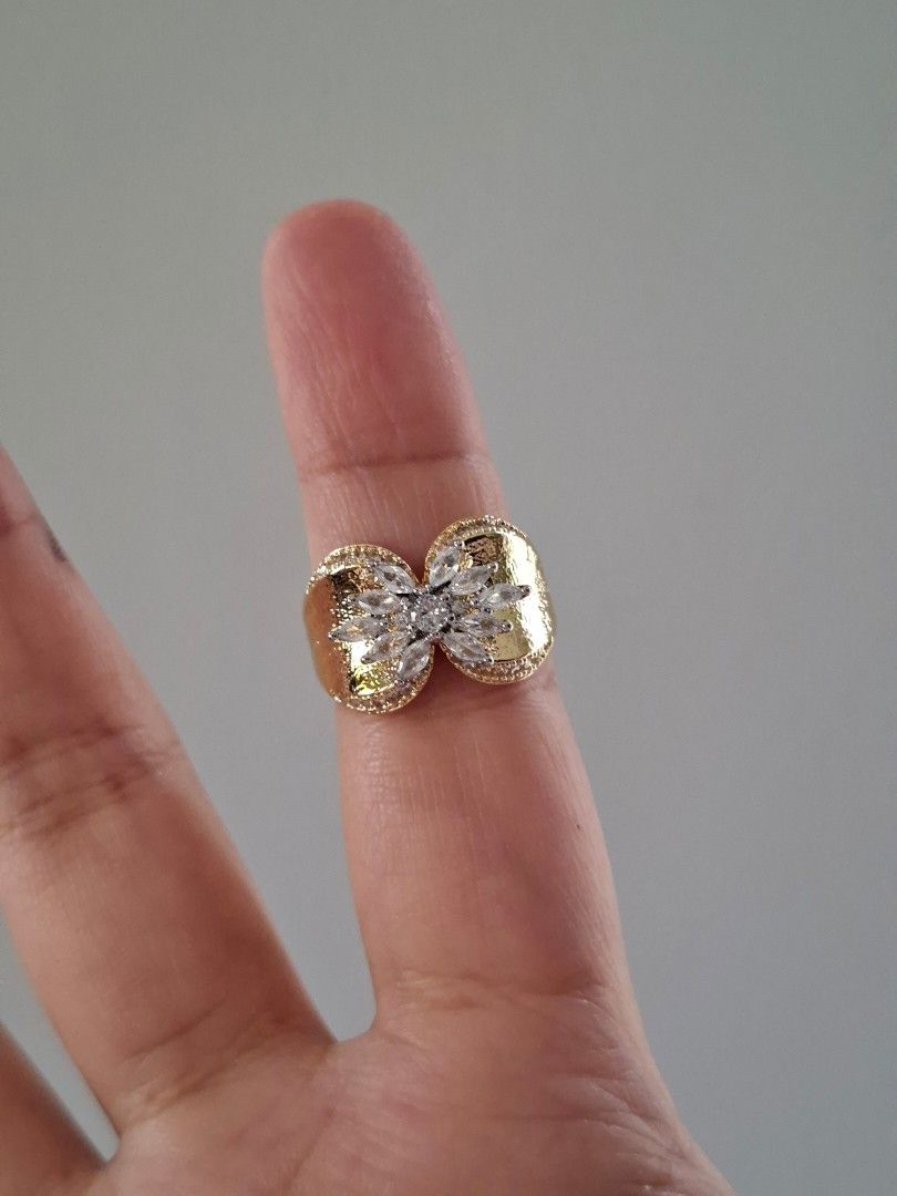 Gold Ring with Snowflake Stones Design Size 8 (Category: Rings) located in Dasmarinas. Submitted by danabrie22 (Listing ID 1460994500, Image 1). Description: size 8 very well-made, excellent crafstmanship 10/10 condition brand new stainless steel & cubic zirconia stones.