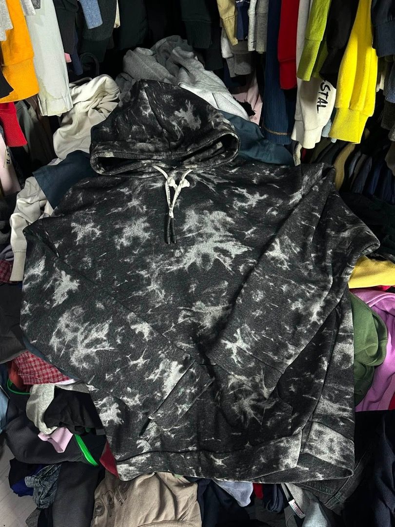 Gray hoodie (Category: Hoodies) located in Manila. Submitted by nb_thriftshop (Listing ID 1461067843, Image 1). Description: hoodie 28 length 25 width medium to large no issue washed .