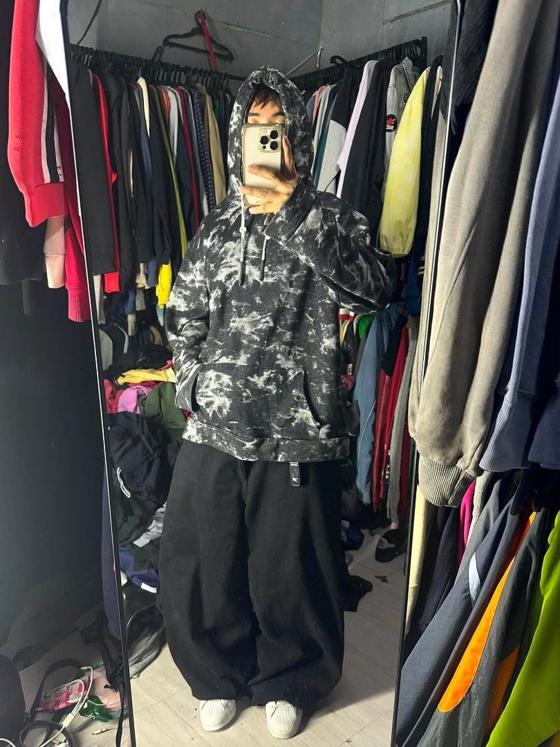 Gray hoodie (Category: Hoodies) located in Manila. Submitted by nb_thriftshop (Listing ID 1461067843, Image 3). Description: hoodie 28 length 25 width medium to large no issue washed .
