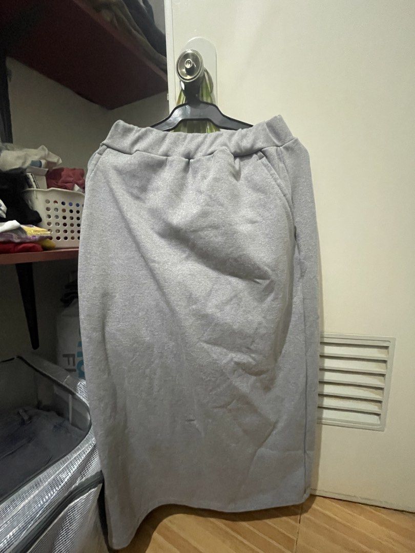 Gray Long Skirt (Category: Skirts) located in Marikina City. Submitted by prelovedbyshams.sy (Listing ID 1461093162, Image 1). Description: .