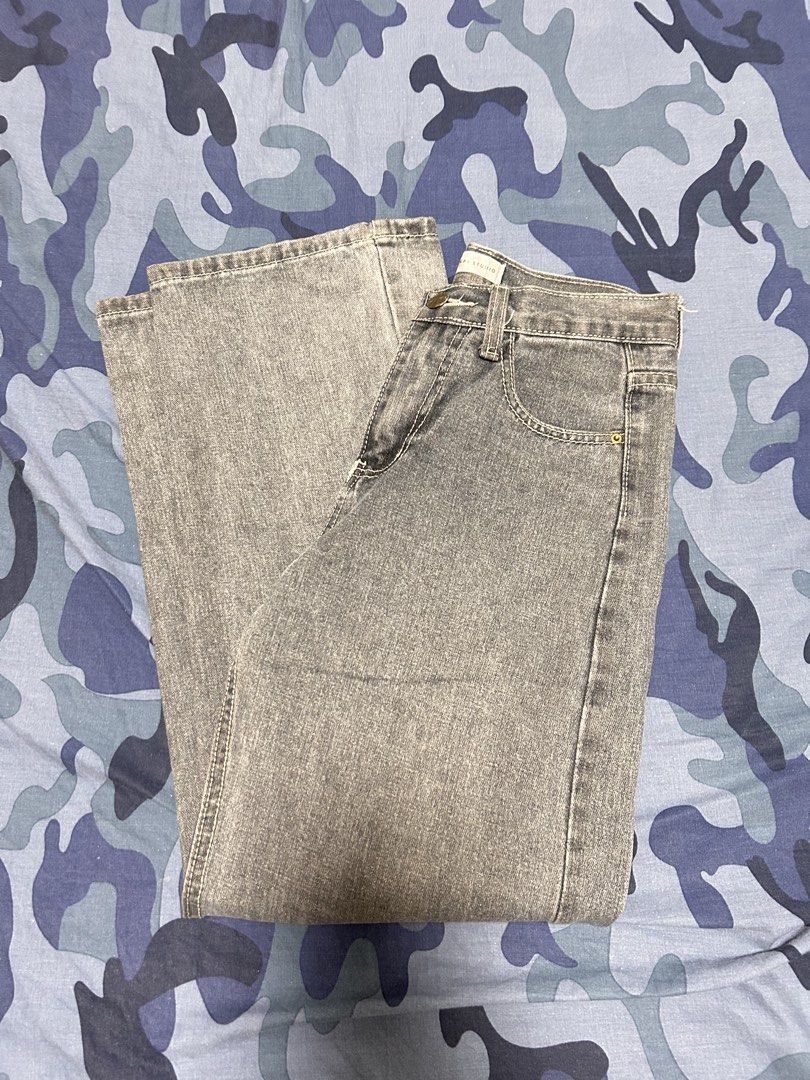 grey blueish pants (Category: Jeans) located in Quezon City. Submitted by manqofloater (Listing ID 1461020447, Image 1). Description: 25 waist.