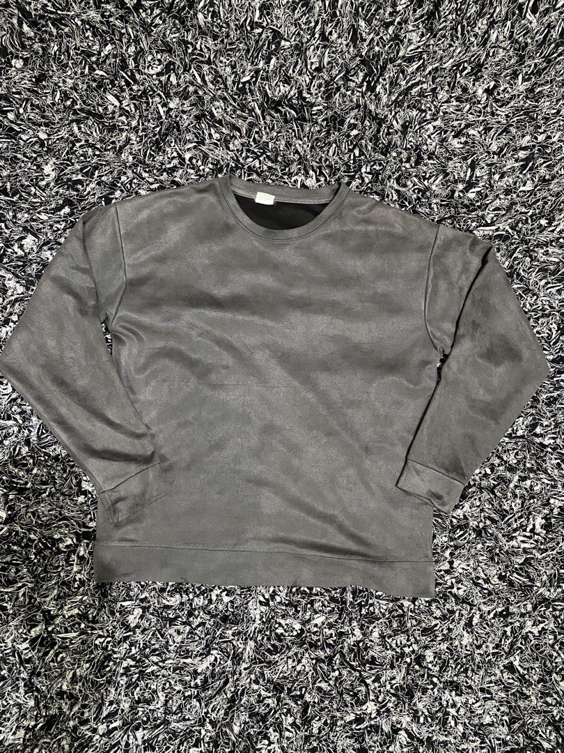 Grey Suede Crewneck Sweatshirt (Category: Coats, Jackets and Outerwear) located in Baguio. Submitted by arenzu (Listing ID 1461077048, Image 1). Description: - Grey crewneck sweatshirt - Suede-like material - Long sleeves with cuffed hems - Simple and classic design - Ideal for layering or wearing solo - Comfortable fit for casual wear.