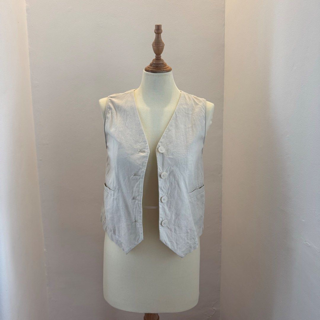 GU cream sleeveless linen top (Category: Sleeveless) located in Pasay City. Submitted by ultzen (Listing ID 1460940385, Image 2). Description: - GU cream sleeveless linen top - thrifted in japan - size M (fits up to L) - for work attires or casual hangouts or dates - 9/10 condition - rfs: decluttering mop: bpi / gcash / maribank mod: j&t / lbc / sdd (mnl).