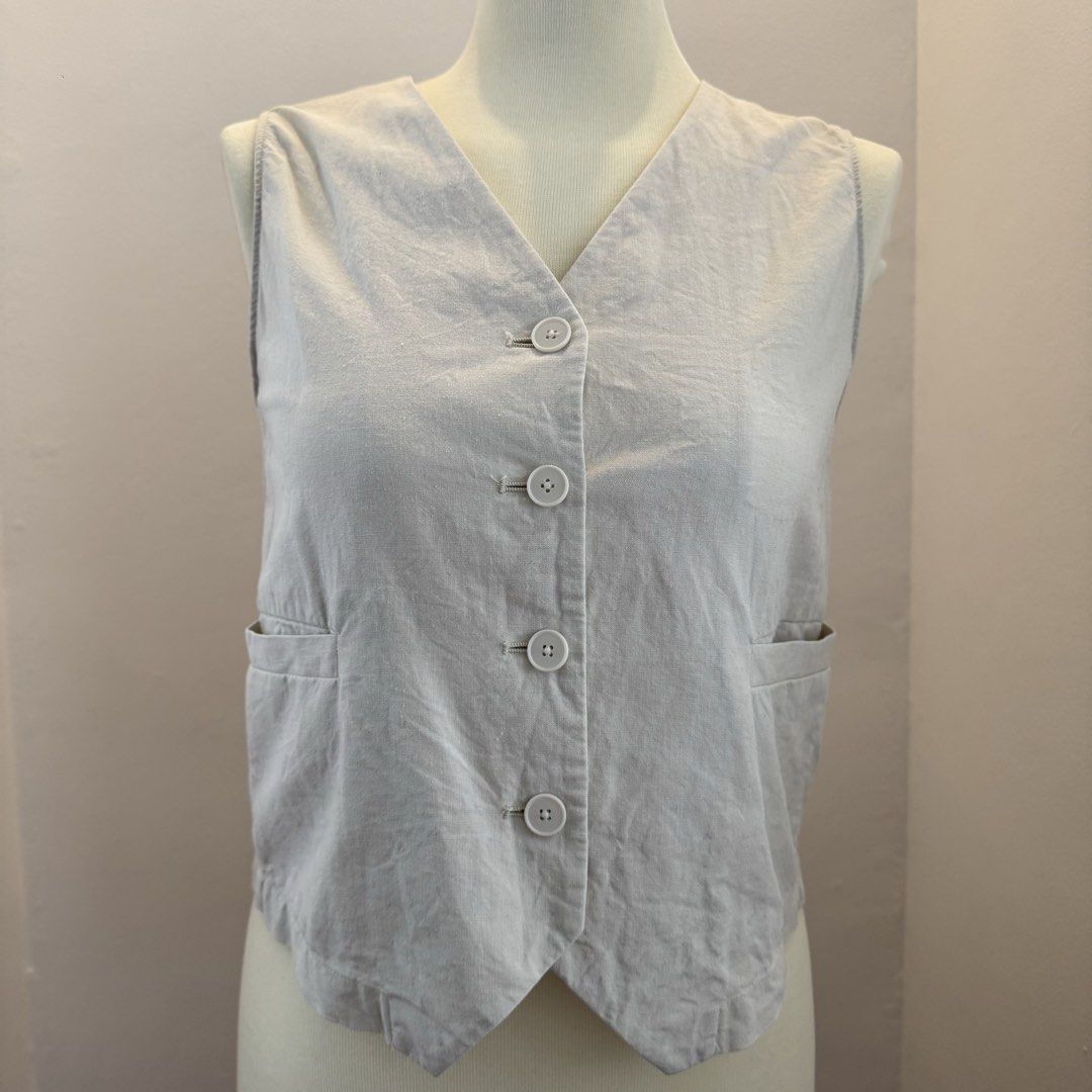 GU cream sleeveless linen top (Category: Sleeveless) located in Pasay City. Submitted by ultzen (Listing ID 1460940385, Image 3). Description: - GU cream sleeveless linen top - thrifted in japan - size M (fits up to L) - for work attires or casual hangouts or dates - 9/10 condition - rfs: decluttering mop: bpi / gcash / maribank mod: j&t / lbc / sdd (mnl).