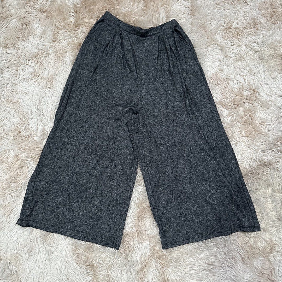 GU Gray Cotton Trousers (Category: Other Bottoms) located in Cainta. Submitted by tooonico (Listing ID 1461025202, Image 1). Description: Small bleach stain near crotch area, not noticeable at all when worn RFS: Not my size anymore MOP: GCash/Maya/Maribank/UB .