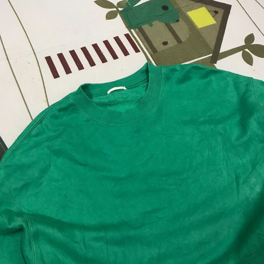 GU Green Crewneck Sweatshirt (Category: Longsleeves) located in Caloocan City. Submitted by jinjil_san (Listing ID 1461001024, Image 3). Description: - Brand: GU - Item: Crewneck Sweatshirt - Color: Green - Estimated Size: S - Material: Soft fabric - Style: Simple and classic design - Occasion: Perfect for everyday wear and casual outings - Versatility: Easy to pair with any outfit.