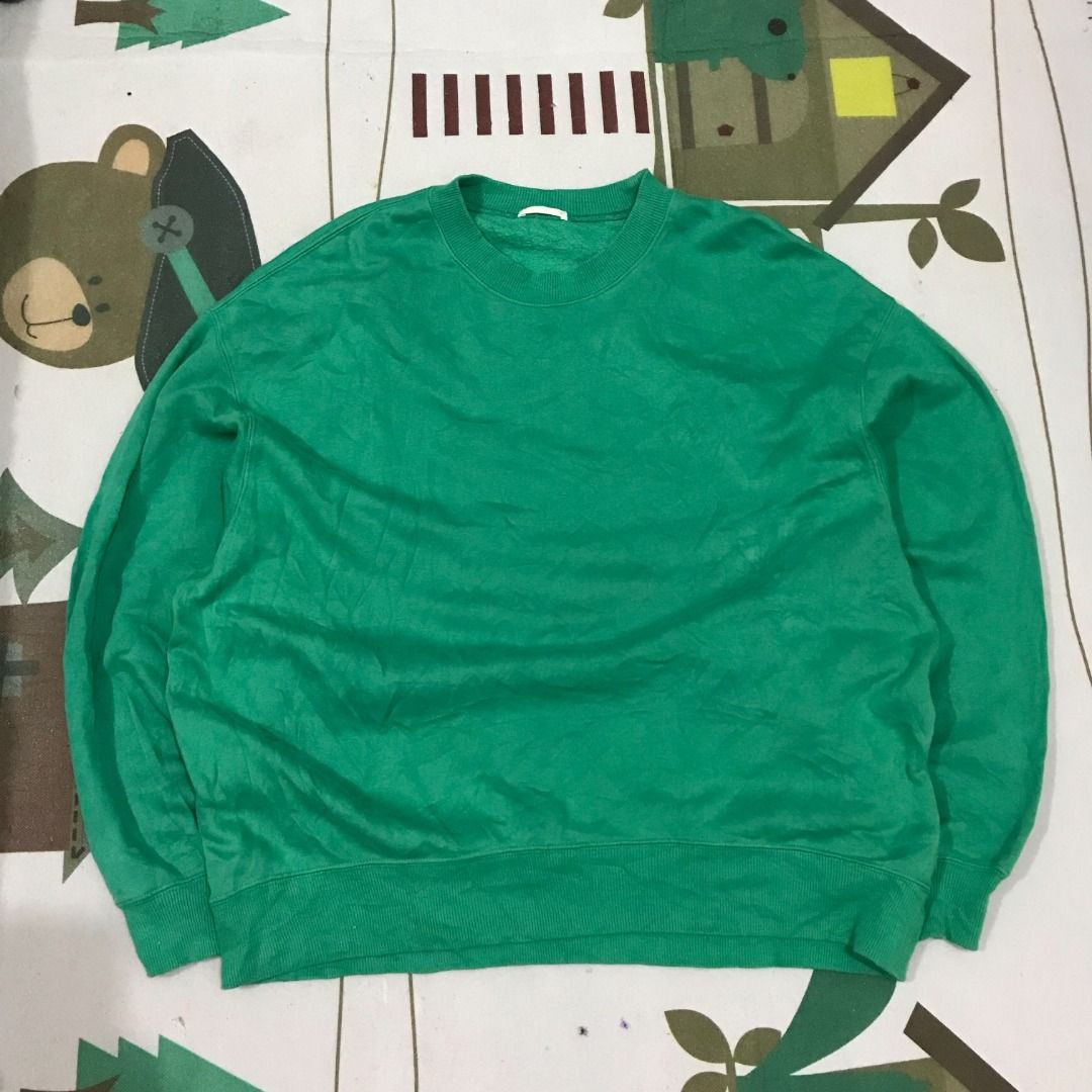 GU Green Crewneck Sweatshirt (Category: Longsleeves) located in Caloocan City. Submitted by jinjil_san (Listing ID 1461001024, Image 1). Description: - Brand: GU - Item: Crewneck Sweatshirt - Color: Green - Estimated Size: S - Material: Soft fabric - Style: Simple and classic design - Occasion: Perfect for everyday wear and casual outings - Versatility: Easy to pair with any outfit.