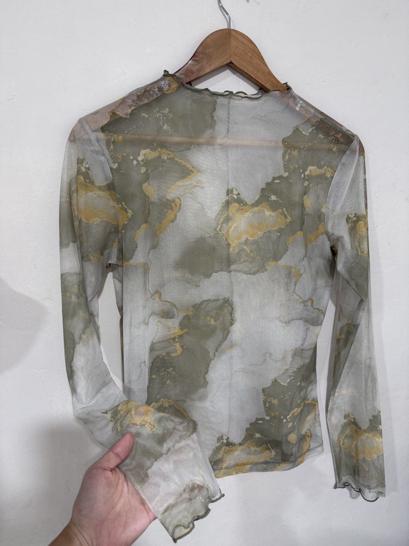 Gu uniqlo See through long sleeves (Category: Longsleeves) located in Manila. Submitted by morningthrifters (Listing ID 1460933284, Image 1). Description: Gu uniqlo long sleeves top Good for your streetwear layering Can fits S-M frame Good as new.