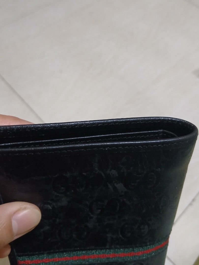 GUCCI BIFOLD WALLET LEATHER (Category: Wallets & Card holders) located in Bulacan. Submitted by assorted.items (Listing ID 1460924388, Image 3). Description: GUCCI WALLET BIFOLD LEATHER SEE THE PIC TO SEE ISSUE.