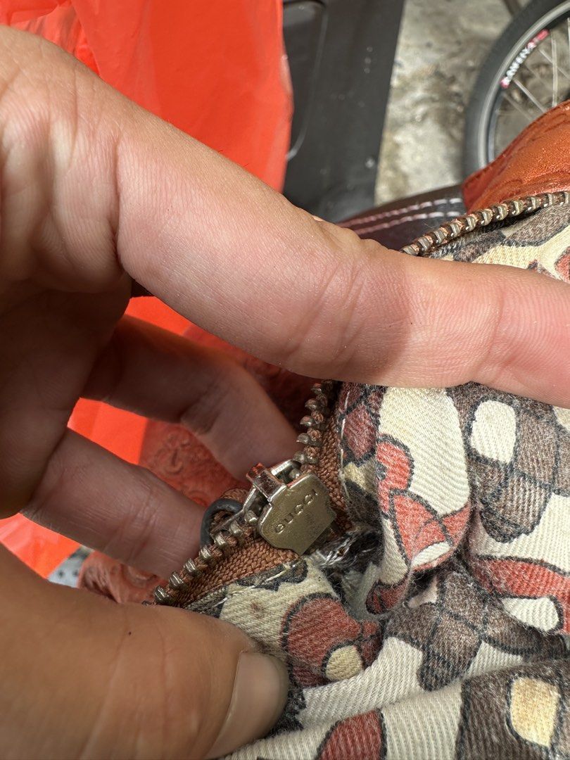 GUCCI GUCCISSIMA (Category: Luxury Bags & Wallets) located in Manila. Submitted by jastthrift (Listing ID 1460958460, Image 2). Description: GUCCI ORANGE GUCCISSIMA LEATHER MEDIUM SOHO BAG GG MONOGRAM PATTERN MINOR ISSUE VINTAGE DM ME📩 HEARING OFFERS❤️ TAGUIG LOCATION.