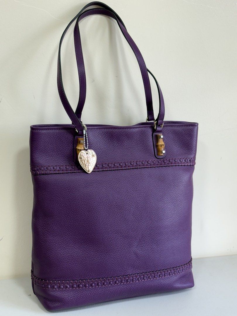 Guccing long handle shoulder bag (Category: Luxury Bags & Wallets) located in Los Banos. Submitted by ditasbautista2329 (Listing ID 1461111280, Image 1). Description: Guccing long handle Genuine leather Actual pictures postes Pwede din syang pang travel .