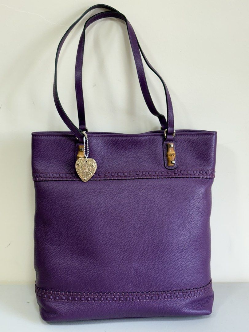 Guccing long handle shoulder bag (Category: Luxury Bags & Wallets) located in Los Banos. Submitted by ditasbautista2329 (Listing ID 1461111280, Image 2). Description: Guccing long handle Genuine leather Actual pictures postes Pwede din syang pang travel .