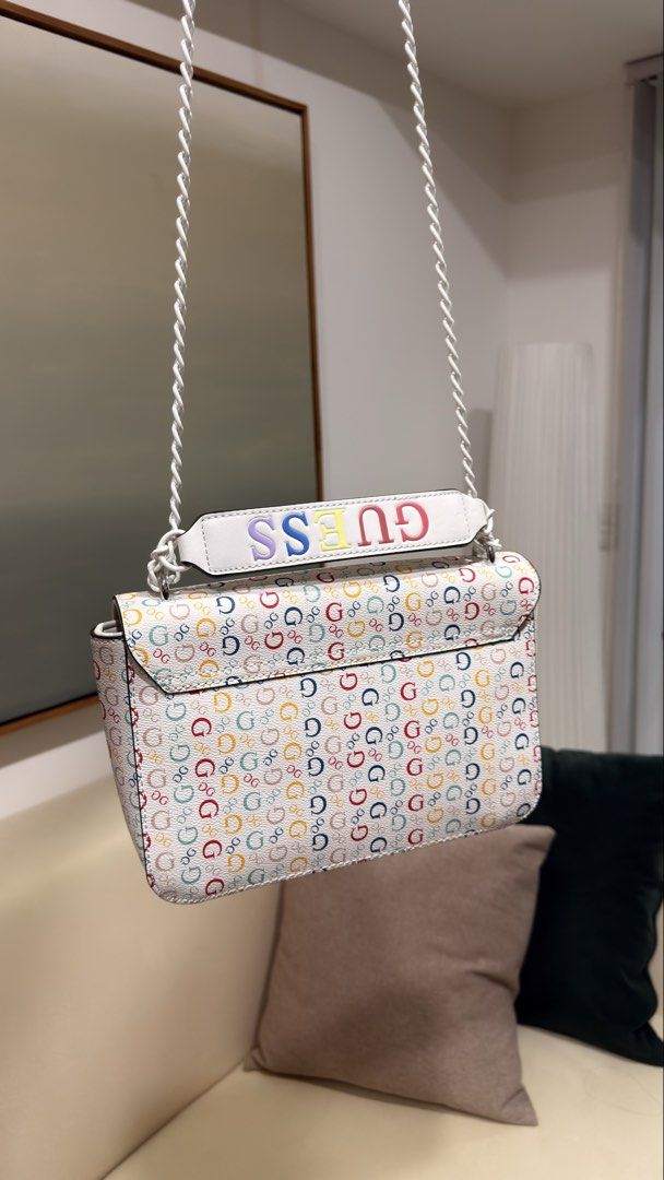 GUESS Shoulder Bag Clutch Bag (Category: Clutches) located in Caloocan City. Submitted by lmrconcepcion (Listing ID 1461017155, Image 2). Description: 100% authentic bought in Camarillo Outlets in California. Lalamove or grab available. Meetups in BGC or Arca South depending on availability. .