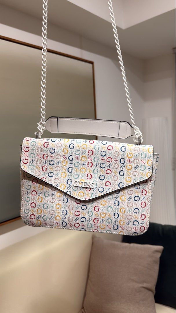 GUESS Shoulder Bag Clutch Bag (Category: Clutches) located in Caloocan City. Submitted by lmrconcepcion (Listing ID 1461017155, Image 1). Description: 100% authentic bought in Camarillo Outlets in California. Lalamove or grab available. Meetups in BGC or Arca South depending on availability. .