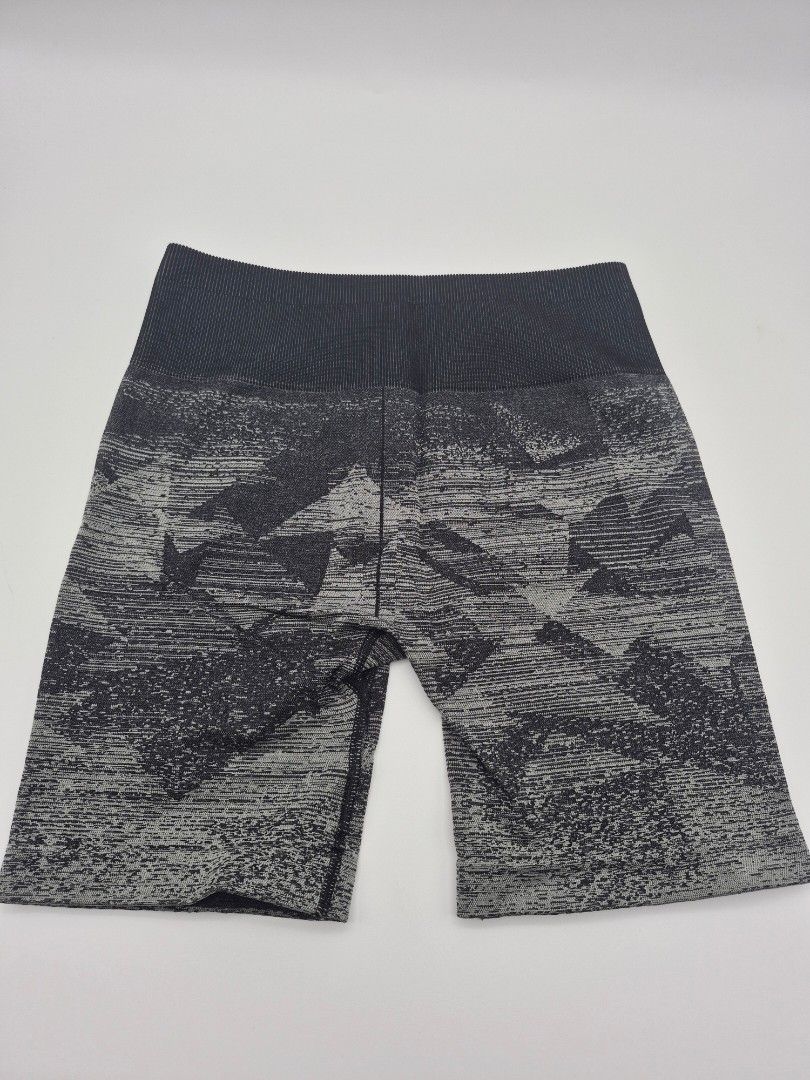 Gymshark Training shorts Medium (Category: Activewear) located in Davao. Submitted by marthascloset (Listing ID 1461043734, Image 2). Description: cut tag.