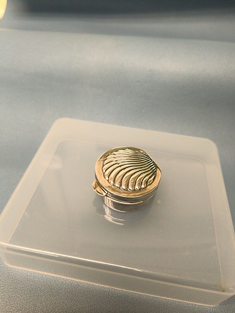 英國Hallmark 纯银925貝殼盒Shell Pill Box. （分類：飾物及配件）位於 Hong Kong。 由 whsilver 提交（商品編號 1461032373，圖片 1）。簡介： 英國Hallmark Shell Pill Box. Dia.4cm.直径4cm.。