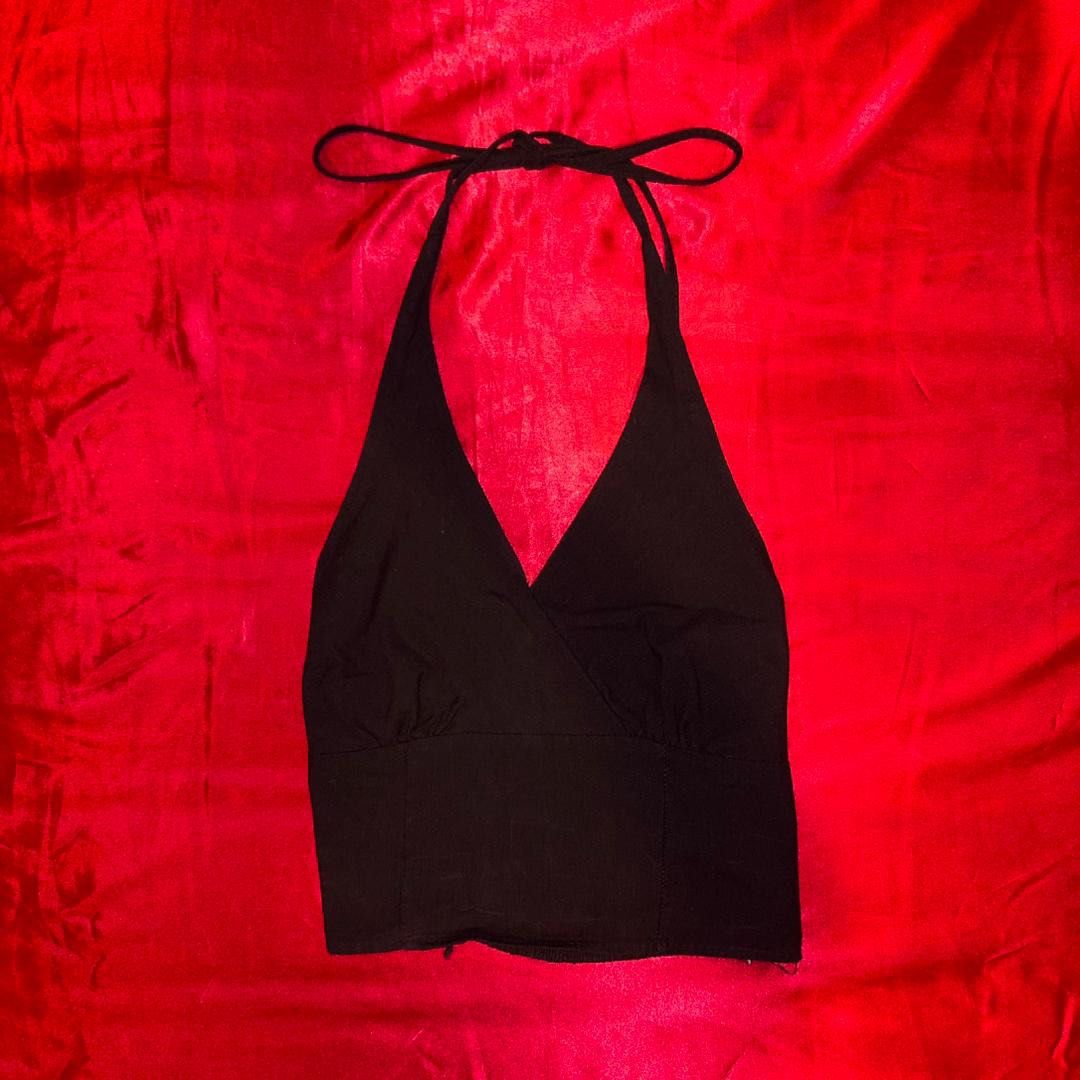halter top (Category: Sleeveless) located in Kuala Lumpur. Submitted by hyst8ric (Listing ID 1460974708, Image 1). Description: stretchable material in the back backless dm for more info.