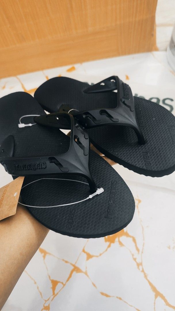 Havaianas Black Flip-Flops SIZE 8 (Category: Slippers & Slides) located in Manila. Submitted by anez06 (Listing ID 1460923438, Image 1). Description: - Classic black Havaianas flip-flops - Original from Brazil - Size 39/40 - Textured grip sole - Ideal for beach days or casual wear.
