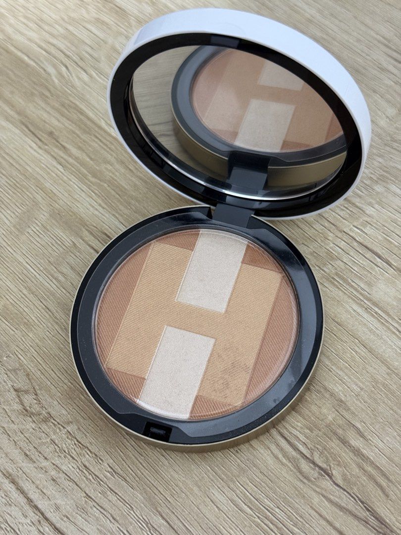 Hermes Iridescent Mineral Powder/ Highlighter (Category: Makeup) located in San Juan City. Submitted by sellingforless__ (Listing ID 1461073472, Image 3). Description: Hermes Plein Air in shade 02 Corail Mojave Bought at Rustan’s Shangri-La mall for almost 5k Literally used once to try Provides a natural, radiant glow Comes with Hermes box.