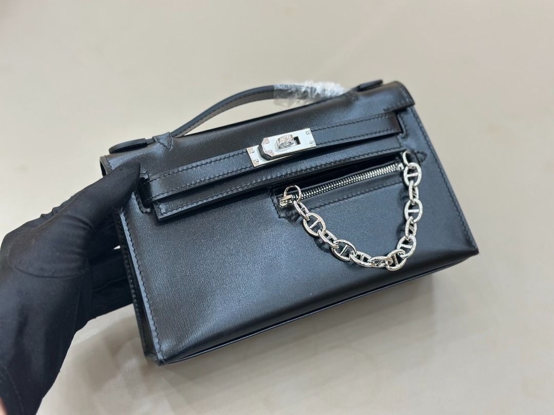 Hermès Black Leather Handbag with Chain and Lock (Category: Purses & Pouches) located in Quezon City. Submitted by saldyscuet44926 (Listing ID 1460943086, Image 3). Description: .