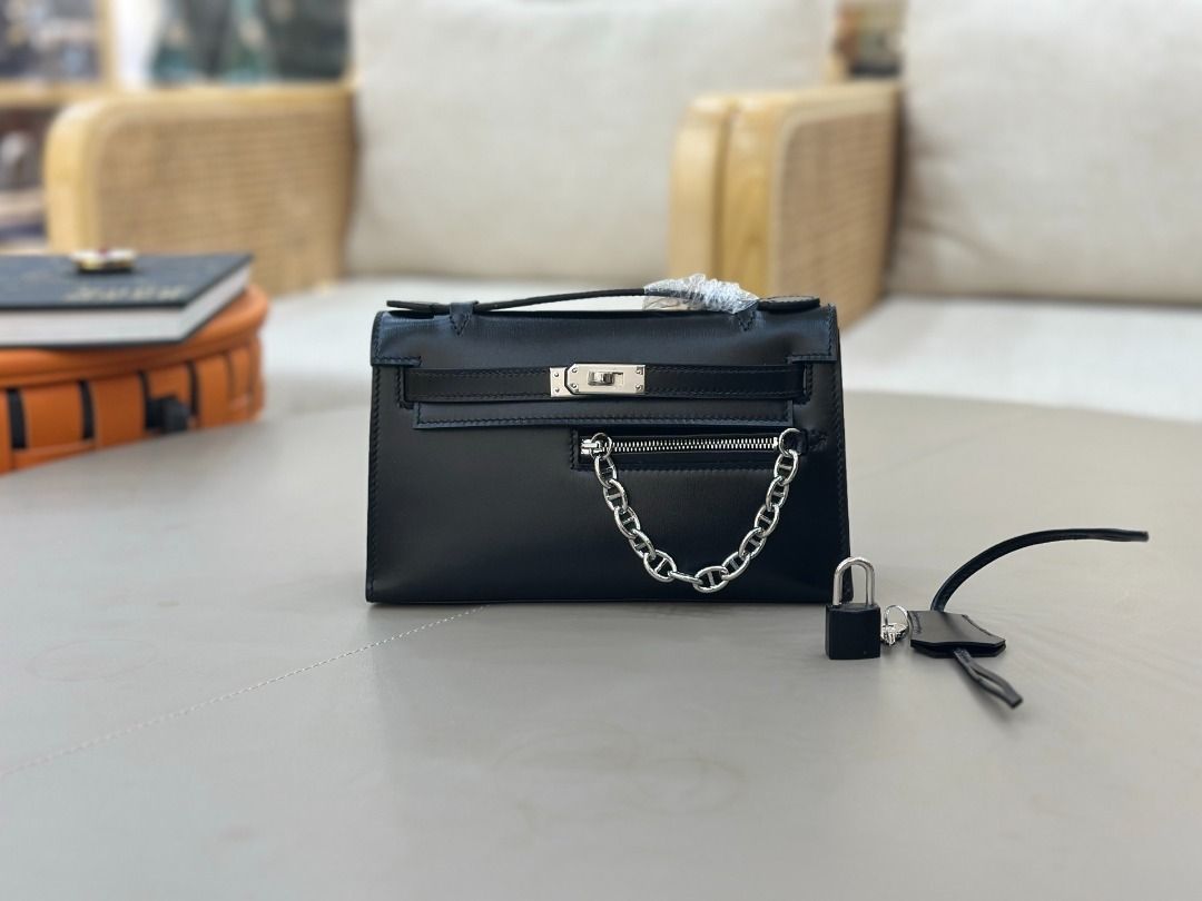 Hermès Black Leather Handbag with Chain and Lock (Category: Purses & Pouches) located in Quezon City. Submitted by saldyscuet44926 (Listing ID 1460943086, Image 1). Description: .