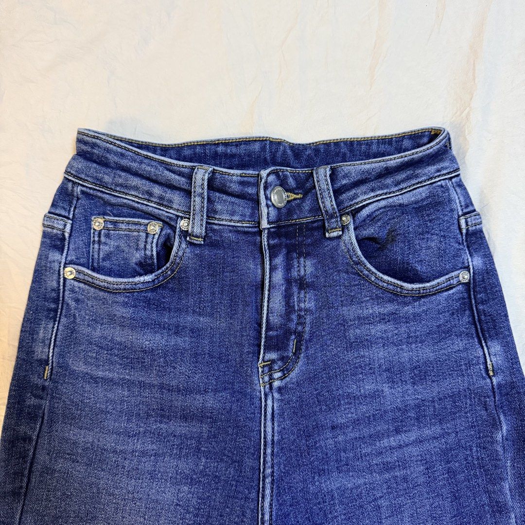 High Waisted Flare Jeans with slit (Category: Jeans) located in Manila. Submitted by annedecluttersqc (Listing ID 1461066233, Image 2). Description: Fits 25-28 ✨.