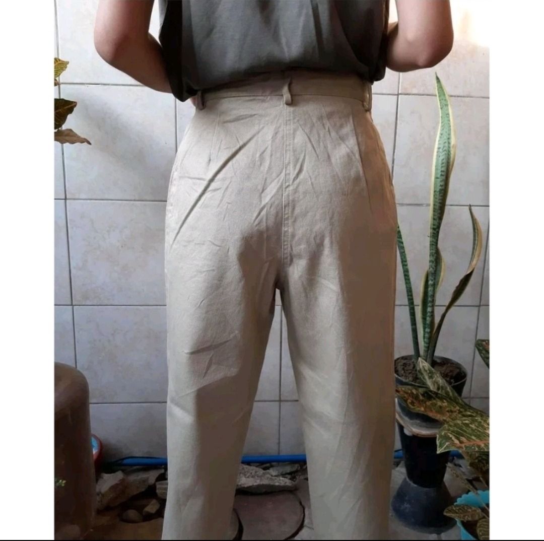 High-waisted Beige Trousers (Category: Other Bottoms) located in Mandaluyong City. Submitted by kafstash (Listing ID 1460978729, Image 2). Description: - Beige high-waisted trousers - Straight leg fit - Front button and zip closure - Two front pockets - Pleated detail on the front - Versatile for casual or work wear - Comfortable and stylish.